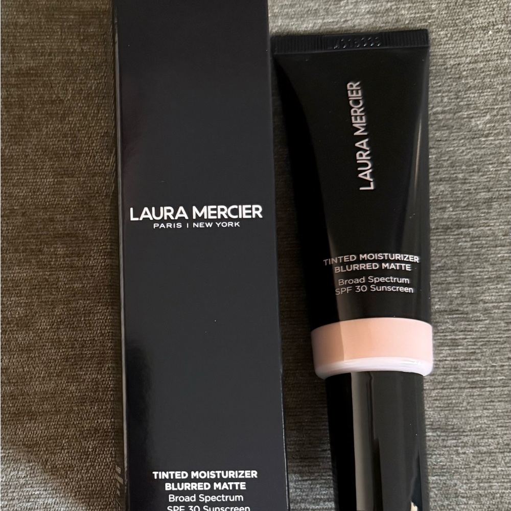 Laura Mercier Tinted Moisturizer Blurred Matte Oil Free Broad Spectrum SPF 30